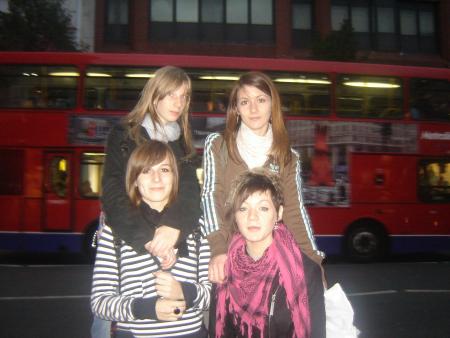 Les filles devant ..UN BUS ROUGE :):)